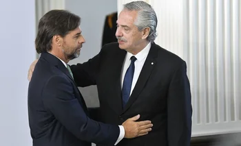 Luis Lacalle Pou y Alberto Fernández en reunión de la Celac en enero de 2023