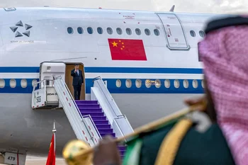 El presidente chino Xi Jinping al arribar a Arabia Saudita