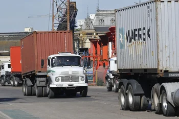 Transporte de carga en el puerto de Montevideo