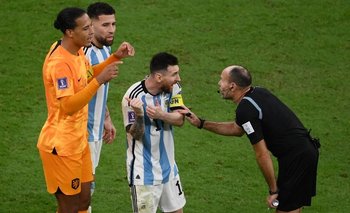 Los jugadores argentinos le protestaron airadamente al juez por los descuentos que permitieron el gol de Holanda a los 100 minutos