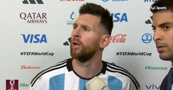 Messi cuando le dijo "¡¿Qué mirás bobo?!" a un delantero holandés