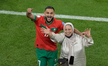 Sofiane Boufal de Marruecos, se puso a bailar con su mamá en la cancha