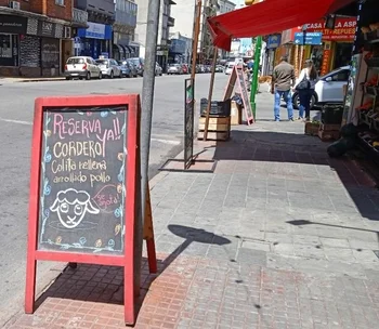 En varios comercios de Montevideo ya están reservando comidas para las fiestas, como el cordero asado.