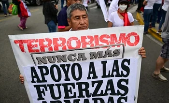Marcha por la paz y en apoyo de la policía y el ejército en Lima.