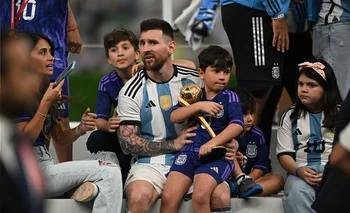 Messi con la nueva camiseta de Argentina, con el parche de campeón del mundo