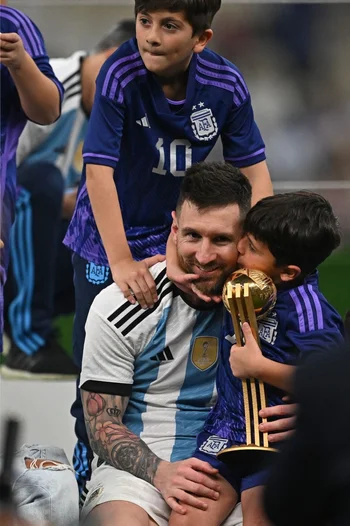 Messi celebrando el título mundial junto a sus hijos en Qatar 2022