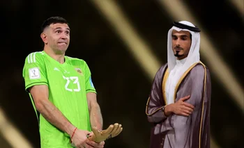 Emiliano Martínez y su celebración tras ganar el Guante de Oro como Mejor Arquero del Mundial Qatar 2022