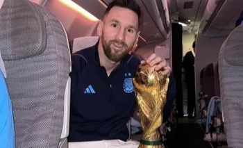 Messi con la copa en el avión