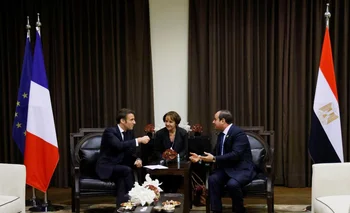 El presidente de Francia, Emmanuel Macron (izquierda), dialoga con su par de Egipto, Abdulfatah al Sisi (derecha)