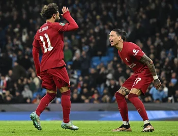 Salah y Darwin Núñez en un festejo de Liverpool