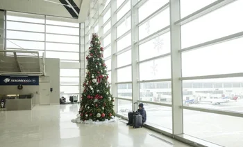 Una persona aguarda su vuelo en el aeropuerto de Detroit, donde ocurrieron demoras en las fiestas por las temperaturas bajas
