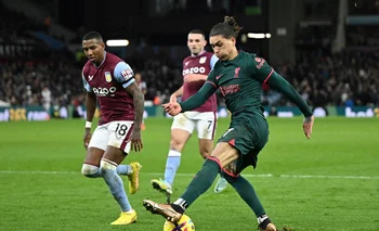 Darwin Núñez desborda ante Aston Villa