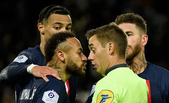 La reacción de Neymar contra Clément Turpin