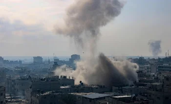 El humo por los bombardeos volvió al enclave palestino de la Franja de Gaza.
