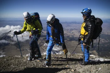 En julio pasado, varios integrantes del grupo lograron escalar una cima en los Alpes.