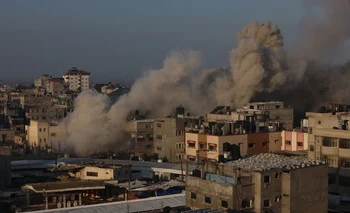 El ejército de Israel informó que desde el fin de la tregua atacó "más de 400 objetivos" en Gaza, 50 de ellos en la región de Jan Yunis.