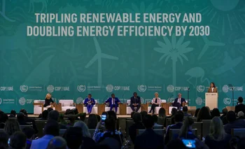 La vicepresidenta de EEUU, Kamala Harris (derecha), habla durante la sesión Triplicar la energía renovable y duplicar la eficiencia energética para 2030 en la cumbre climática de las Naciones Unidas COP28 en Dubái.
