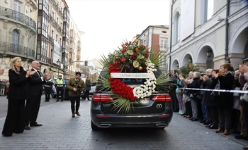El coche fúnebre llega con los restos mortales de Concha Velasco al Teatro Calderón a 03 de Diciembre de 2023 en Valladolid (España).