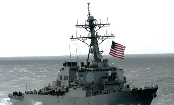 El destructor USS Carney, atacado en el Mar Rojo.