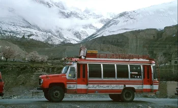 El ómnibus atacado cubre el servicio de transporte por una zona donde se producen atentados que reivindican grupos talibanes de Pakistán.