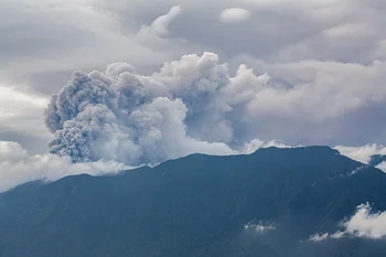 El Monte Marapi, de 2.891 metros de alto y cuyo nombre significa "montaña de fuego" es el volcán más activo de Sumatra.