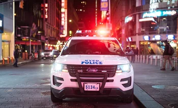 La policía de Nueva York acudió a una llamada en la madrugada del domingo que alertaba sobre una persona “que iba a matar a miembros de la familia”. 