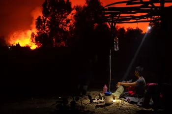 Los equipos de rescate trabajaron toda la noche para tratar de encontrar a decenas de senderistas perdidos en las laderas del volcán Marapi.