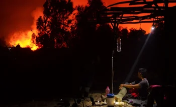 Los equipos de rescate trabajaron toda la noche para tratar de encontrar a decenas de senderistas perdidos en las laderas del volcán Marapi.
