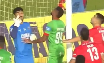 Amir Abedzadeh, el arquero iraní de Marítimo de la Segunda de Portugal, le hace señas a sus compañeros que tengan ojo pensando en que la pelota se había ido, pero seguía en juego