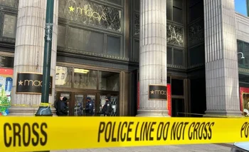 El ataque a los guardias de seguridad ocurrió en la tienda Macy’s de Filadelfia.