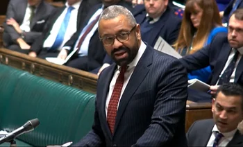 El ministro del Interior del Reino Unido, James Cleverly, expone ante el Parlamento las nuevas normas para migrantes