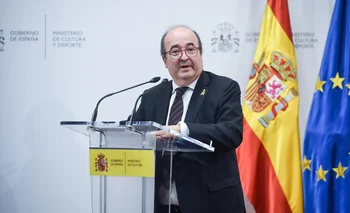 El hasta hoy ministro de Cultura y Deporte, Miquel Iceta, interviene durante el traspaso de la cartera de Cultura, en la sede del Ministerio de Cultura