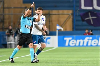 Ferreyra anula el gol, Ramírez protesta lo no susceptible de ser protestado: mano clara