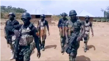Soldados nigerianos patrullan la zona próxima a la masacre de fieles confundidos con terroristas.
