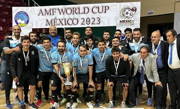 La selección uruguaya de futsal con el trofeo de vicecampeón del Mundial de México 2023