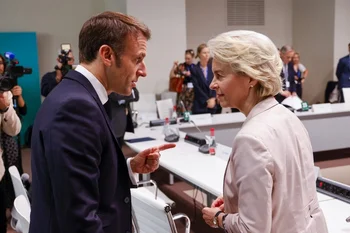 “El desequilibrio comercial se duplicó en los últimos dos años", dijo Ursula von der Leyen (en la foto con Emmanuel Macron).
