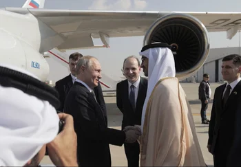 El presidente de Rusia es recibido en el aeropuerto de Abu Dabi por el ministro de relaciones exteriores de los Emiratos Árabes,  Abdullah Zayed.
