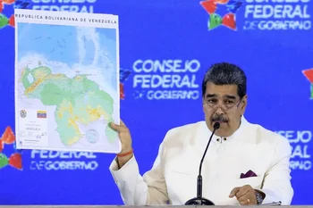 El presidente de Venezuela muestra un mapa en el que se ve el territorio de la isla fluvial de Esequibo, que tiene un yacimiento importante de combustibles fósiles y está en disputa con Guyana.