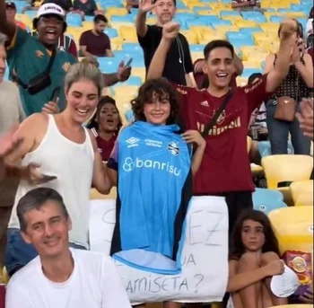 El niño de Fluminense feliz con la camiseta de Gremio de Luis Suárez