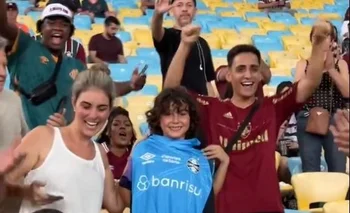 El niño de Fluminense feliz con la camiseta de Gremio de Luis Suárez