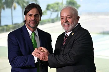 Lacalle Pou llegó a la cumbre del Mercosur y fue recibido por Lula