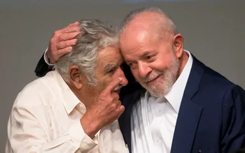 El presidente de Brasil, Luis Inácio Lula da Silva (izq.), y el expresidente de Uruguay (2010-2015), José Mujica, conversan durante la firma de un contrato de préstamo entre el BNDES y el NDB en Río de Janeiro