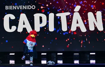 La mascota subió al escenario durante la presentación del sorteo de la Copa América