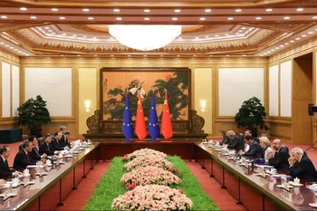 La delegación de la Unión Europea encabezada por Ursula Von der Leyen y miembros del gobierno chino en Beijing. 
