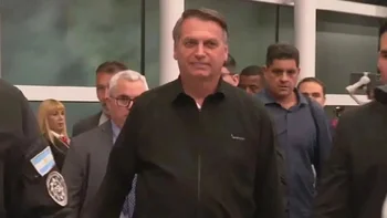 Jair Bolsonaro llegó junto a Eduardo Bolsonaro, su hijo y diputado brasileño.