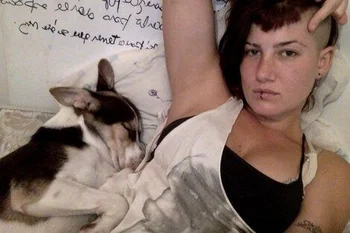 Florencia Aranguren, de 31 años, y su perro Tronco.