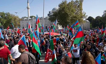 Manifestantes turcos en apoyo a Azerbaiyán por el reclamo del territorio de Nagorno Karabaj contra Armenia. 