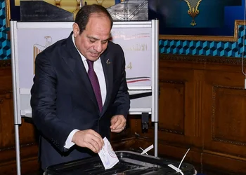 El presidente egipcio, Abdel Fatah al Sisi, votó este domingo y va por su tercer mandato.