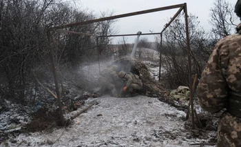 Militares ucranianos disparan un cañón de artillería