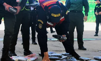 Miembros de la Armada colombiana examinan paquetes de cocaína secuestrados en los operativos de la campaña naval Orión. 